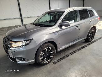 uszkodzony samochody osobowe Mitsubishi Outlander 2.0 PHEV 89-KW Automaat 4-WD Executive 2015/12