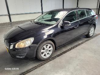 Vaurioauto  passenger cars Volvo V-60 1.6 T3 110-KW Automaat Momentum 2013/5