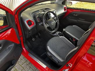 Toyota Aygo 1.0 VVTi CAMERA / CRUISE / AIRCO picture 8