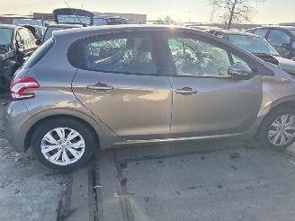 Peugeot 208  picture 3