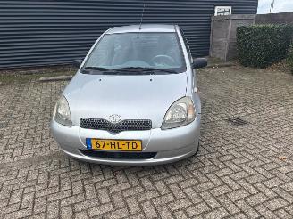 krockskadad bil auto Toyota Yaris  2001/9