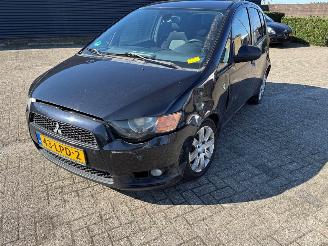 krockskadad bil auto Mitsubishi Colt 1.3 16V Hatchback  Benzine 1.332cc 70kW (95pk) FWD 2004-06/2012-06 (Z23; Z24; Z25; Z33; Z34; Z35) 4A90; 135930 2010/6