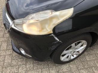 Peugeot 208  picture 2