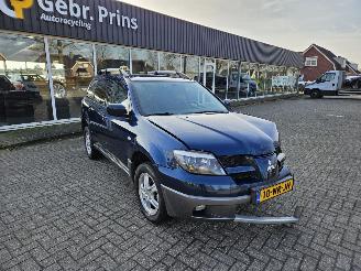 Damaged car Mitsubishi Outlander 2.4 16V 4x4 SUV  Benzine 2.378cc 118kW (160pk) 4x4 2004/1