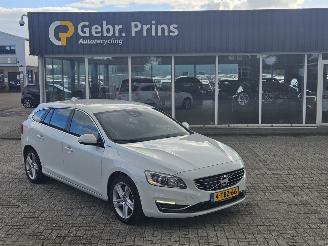 Vaurioauto  passenger cars Volvo V-60 2.4 D6 20V Plug-in Hybrid AWD Combi/o  Elektrisch Diesel 2.401cc 206kW (280pk) 4x4 2013/12