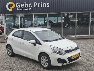 skadebil auto Kia Rio 1.2 CVVT 16V Hatchback  Benzine 1.248cc 63kW (86pk) FWD 2014/3