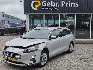 damaged passenger cars Ford Focus 1.0 Ti-VCT EcoBoost 12V 125 Combi/o  Benzine 999cc 92kW (125pk) FWD 2019/12