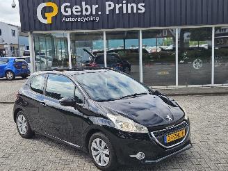 skadebil auto Peugeot 208 1.2 Vti 12V PureTech 82 Hatchback  Benzine 1.199cc 60kW (82pk) FWD 2013/1
