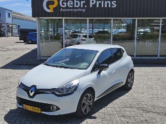skadebil auto Renault Clio 0.9 Energy TCE 90 12V Hatchback 4Dr Benzine 898cc 66kW (90pk) FWD 2015/5