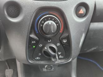 Toyota Aygo 1.0 12V VVT-i Hatchback  Benzine 998cc 51kW (69pk) FWD picture 12