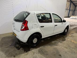 Vaurioauto  passenger cars Dacia Sandero 1.2 16V Hatchback  Benzine 1.149cc 55kW (75pk) FWD 2011/11