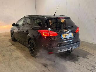 Vaurioauto  passenger cars Ford Focus 1.0 Ti-VCT EcoBoost 12V 125 Combi/o  Benzine 998cc 92kW (125pk) FWD 2015/3