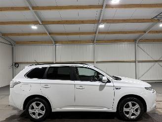 Damaged car Mitsubishi Outlander 2.0 PHEV 89kW Automaat Instyle 2014/5