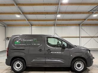 krockskadad bil bedrijf Peugeot e-Partner 50kWh 100kW Automaat 2023/4
