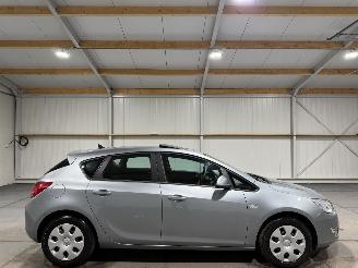Damaged car Opel Astra 1.4Turbo 103kW Automaat Edition Schuifkantel 2012/7