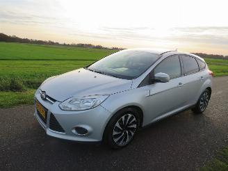krockskadad bil auto Ford Focus 1.0 101 pk Eco Boost  5drs Navigatie Airco  2013 2013/8