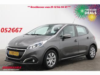 Vaurioauto  passenger cars Peugeot 208 1.2 PureT. Signature Navi Camera Carplay Airco Cruise 2019/7