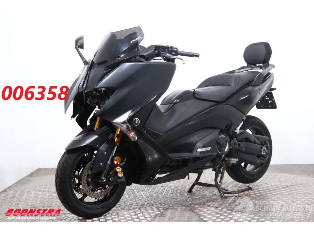 Yamaha T-Max 530 Black Max Akrapovic