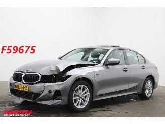 Schadeauto BMW 3-serie 330e Schuifdak 360° LED Cruise SHZ 4.216 km! 2025/8