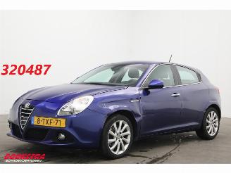 Vaurioauto  passenger cars Alfa Romeo Giulietta 1.4 T 170 PK Aut. Distinctive Lusso Navi Clima Cruise PDC AHK 2014/5