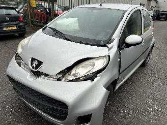 Voiture accidenté Peugeot 107 1.0-12V  XS Automaat  5 Drs- Airco 2011/9