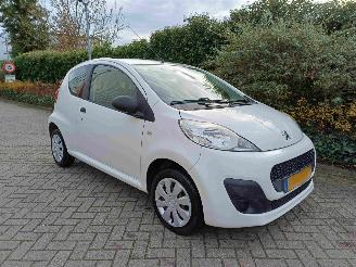krockskadad bil auto Peugeot 107 1.0 Access Accent airco 2012/9