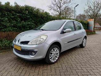 skadebil auto Renault Clio 1.2-16V Special Rip Curl 2008/11