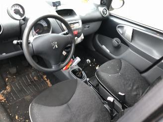 Peugeot 107 5 drs Airco picture 6