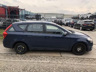 damaged passenger cars Kia Cee d 1.6 CVVT Sporty Wagon X-ecutive 2011/2