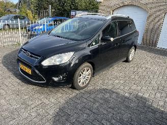 Vaurioauto  passenger cars Ford Grand C-Max 5 persoons 2013/5