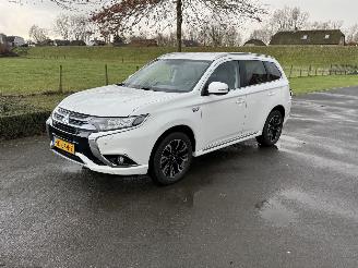 uszkodzony samochody osobowe Mitsubishi Outlander 2.0 Executive Edition / Automaat / AWD 2015/11