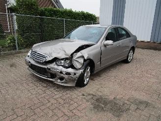 Vaurioauto  passenger cars Mercedes C-klasse 200 CDI Navi Clima Automaat 2009/12