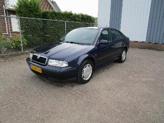 Schadeauto Skoda Octavia 1.6 Airco Radio/CD 2000/9