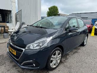 Damaged car Peugeot 208 1.2 PureTech Signature BJ 2019 2019/1