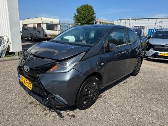 krockskadad bil auto Toyota Aygo 1.0 VVT-i x-play 2014/11