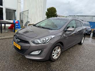 Damaged car Hyundai I-30 Wagon 1.6 CRDi i-Vision BJ 2013 380.853 KM 2013/7