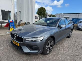 Vaurioauto  passenger cars Volvo V-60 2.0 AUTOMAAT B3 Momentum Advantage BJ 2020 173.834 KM 2020/11