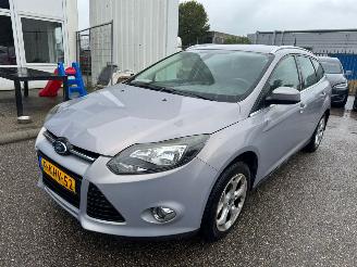 krockskadad bil auto Ford Focus Wagon 1.0 EcoBoost Titanium BJ 2013  148.985 KM 2013/4