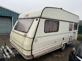 krockskadad bil caravan LMC  Munsterland 450 P 1990/8