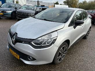 Auto incidentate Renault Clio 1.5 dCi ECO Expression BJ 2014 168.345 KM 2014/9