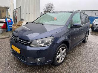 Damaged car Volkswagen Touran 1.6 AUTOMAAT TDI Highline BlueMotion BJ 2014 513.424 KM 2014/1