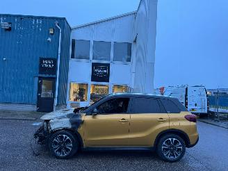 krockskadad bil auto Suzuki Vitara 1.4 Boosterjet Style Smart Hybrid BJ 2023 61.000 KM 2023/4