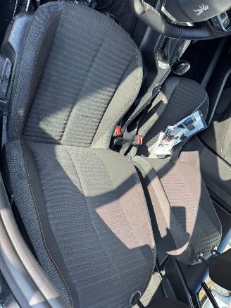 Peugeot 208 1.2 PureTech Active picture 14