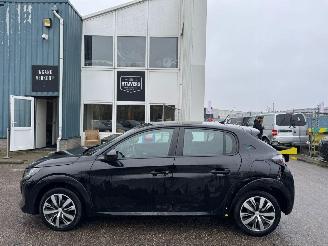 krockskadad bil auto Peugeot e-208 EV Active Pack 50 kWh AUTOMAAT 2023/10