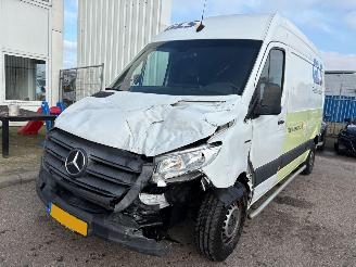 krockskadad bil bedrijf Mercedes eSprinter L2H2 55 kWh 2021/4