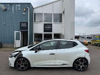 Damaged car Renault Clio 1.6 AUTOMAAT 220 PK R.S. Trophy 2016/9