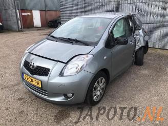 Coche siniestrado Toyota Yaris Yaris II (P9), Hatchback, 2005 / 2014 1.3 16V VVT-i 2008/4