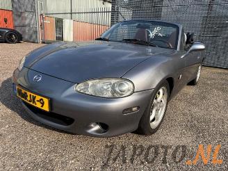 Coche siniestrado Mazda MX-5 MX-5 (NB18/35/8C), Cabrio, 1998 / 2005 1.6i 16V 2002/4