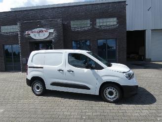 krockskadad bil bedrijf Opel Combo 1.5D 2023/3