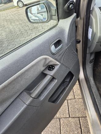 Ford Fusion Combi 1.6 16V (FYJA(Euro 5)) [74kW] picture 10